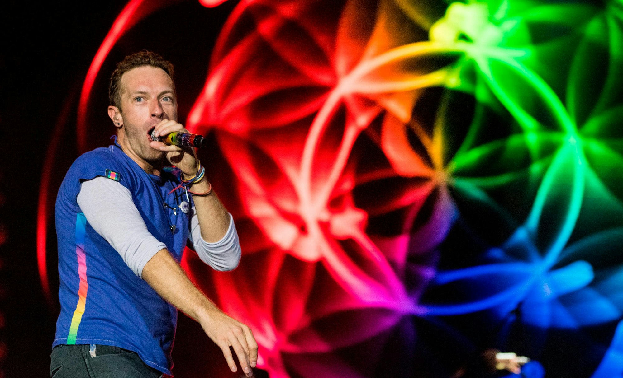 Chris Martin von Coldplay singt auf der Bühne.