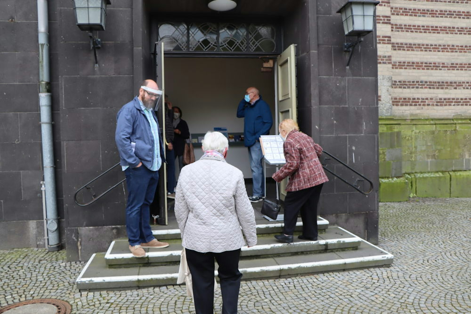 Auch beim Betreten des Gotteshauses mussten die Besucher darauf achten, Abstand zu halten.
