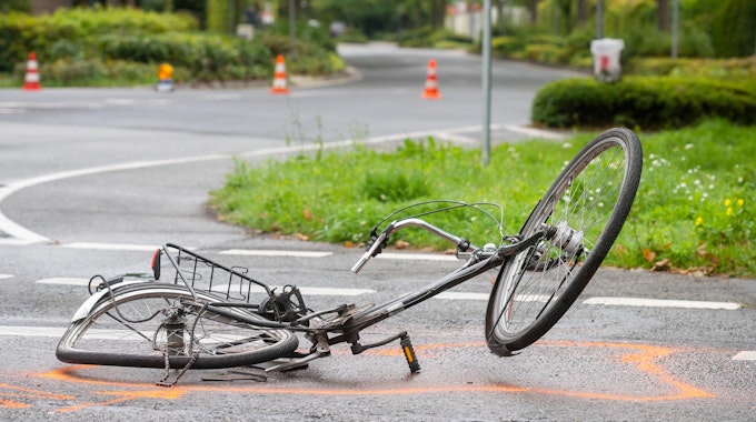 Ein kaputtes Fahrrad liegt auf der Straße