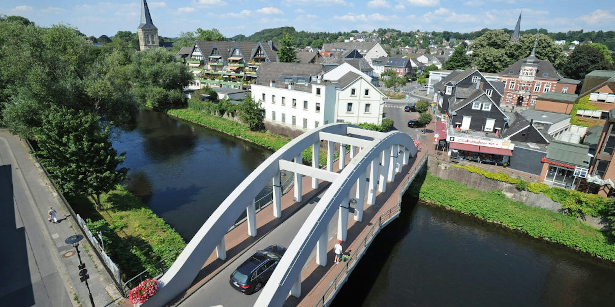 Die nicht besonders elegante, aber markante Betonbogen-Brücke über die Wupper in Leichlingen.