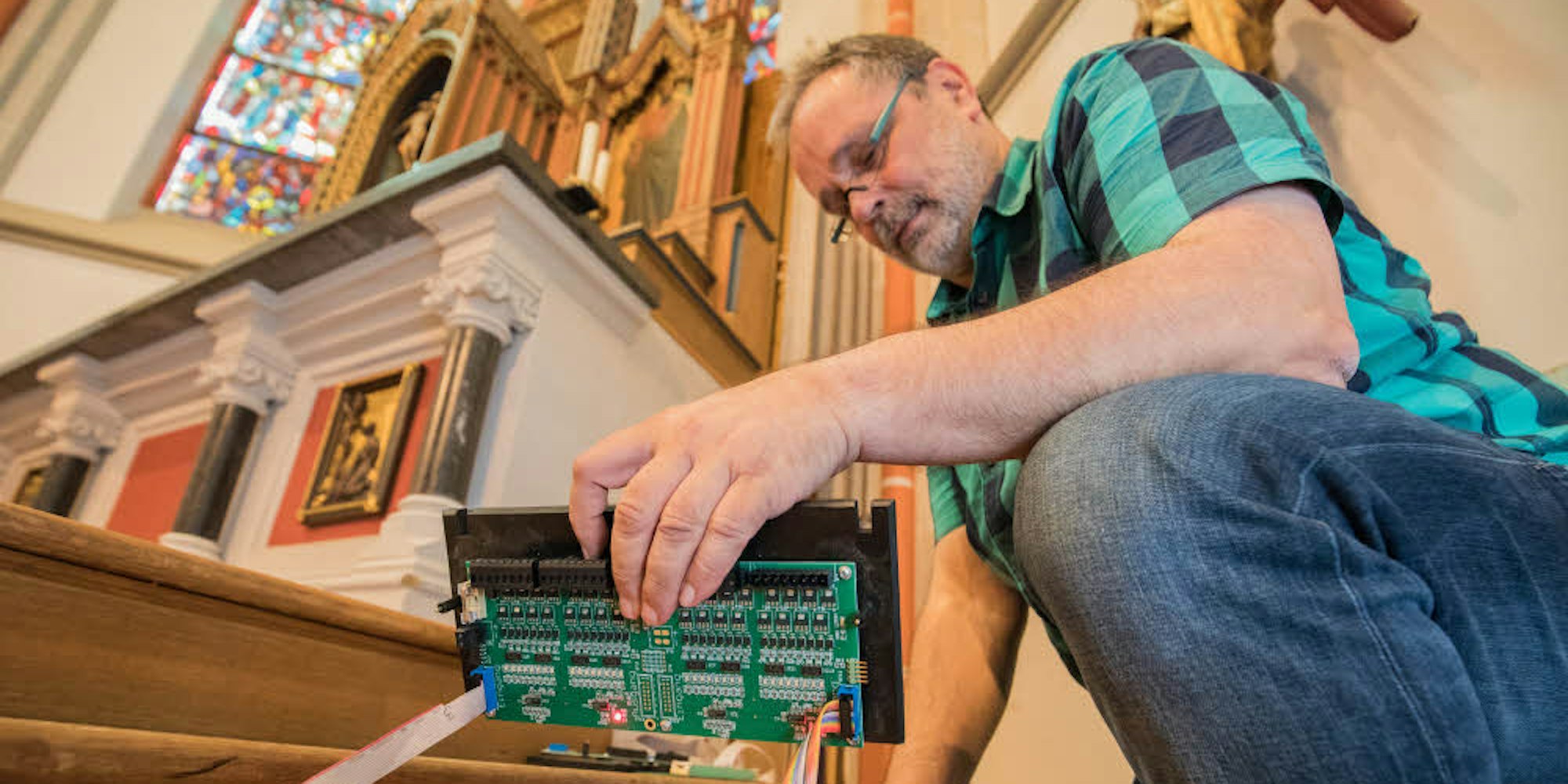 Die elektronischen Bauteile prüft Orgelfachmann Gerd Rech und tauscht die defekten Steuerungen aus.