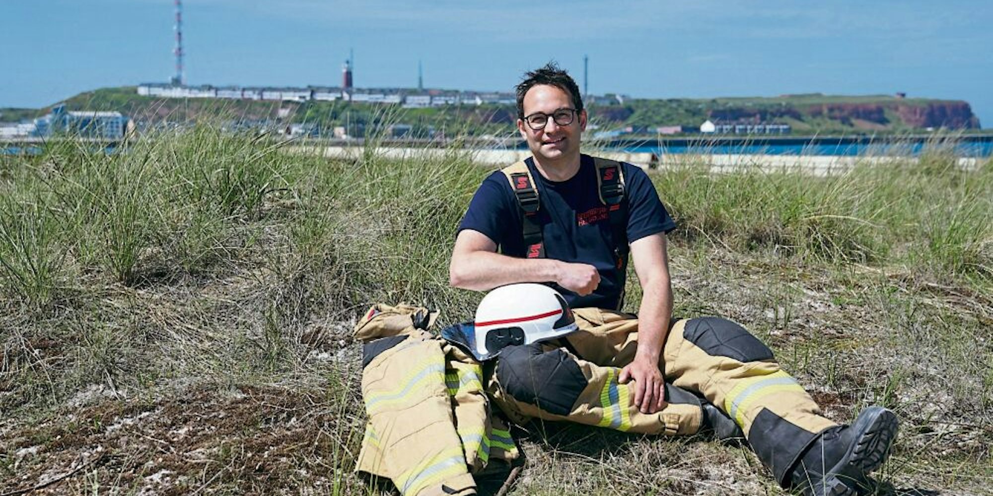 Spezielle Urlaubsvertretung: Feuerwehrmann Felix Vorndran aus Bergisch Gladbach hilft auf der Düne von Helgoland beim Brandschutz aus.