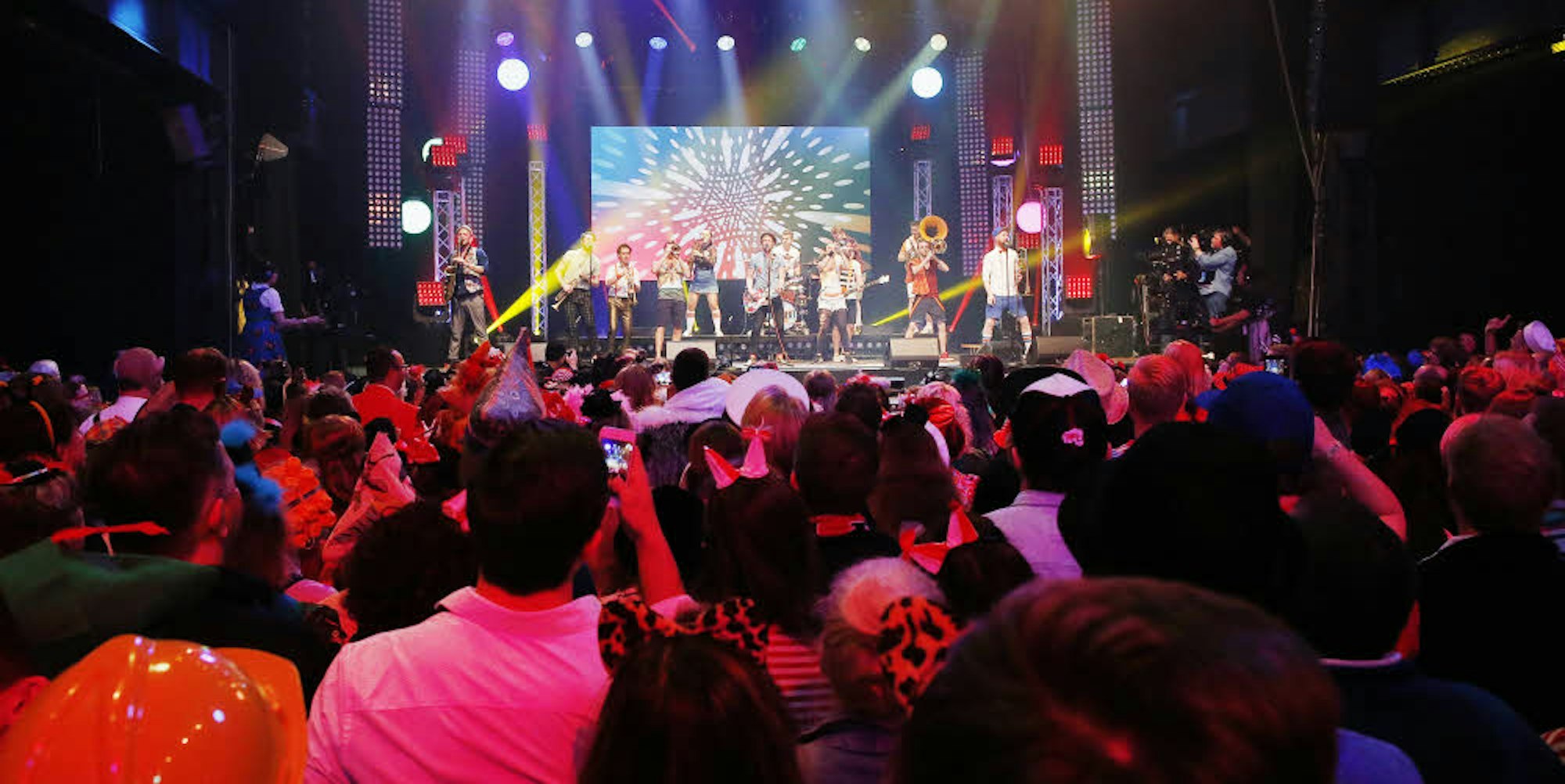 Bunte Band, buntes Publikum: Querbeat spielen, singen und tanzen vor 2.500 kostümierten Fans im Palladium