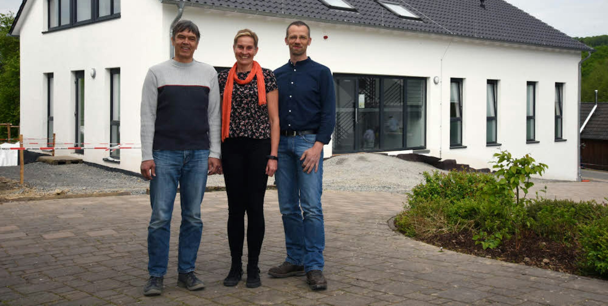 Olaf Seibert (v.l.), Susanne Hahmann und Udo Schmidt vor dem gerade erst fertiggestellten Appartementhaus in Segenborn, das am Samstag mit einem Frühlingsfest eingeweiht wird. Mit der Fertigstellung ist die Umstrukturierung der Wohnungslosenhilfe abgeschlossen.