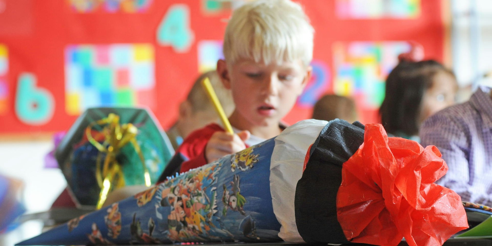 Mehr Kinder mit Schultüten werden nach den Sommerferien in den Rösrather Grundschulen starten.