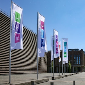 Die Fahnen am RTL-Sitz in Köln-Deutz sind bereits ausgetauscht. Auf jeder Fahne sind andere Farben angeordnet. Das Foto wurde am Sonntag (13. Juni) aufgenommen.