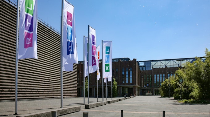 Die Fahnen am RTL-Sitz in Köln-Deutz sind bereits ausgetauscht. Auf jeder Fahne sind andere Farben angeordnet. Das Foto wurde am Sonntag (13. Juni) aufgenommen.