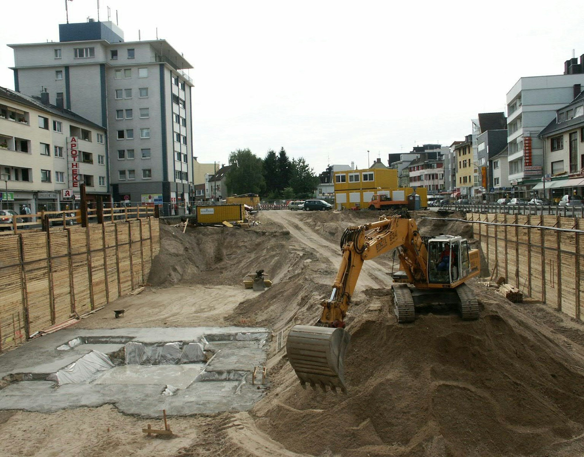 2006 wurde die Tiefgarage für den Maternusplatz gebaut, Bürger protestierten gegen Baumfällungen.