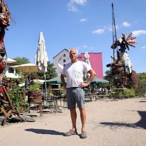 Odo Rumpf in seinem Skulpturenpark an der Hornstraße, den er seit 17 Jahren bespielt