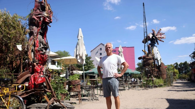 Odo Rumpf in seinem Skulpturenpark an der Hornstraße, den er seit 17 Jahren bespielt