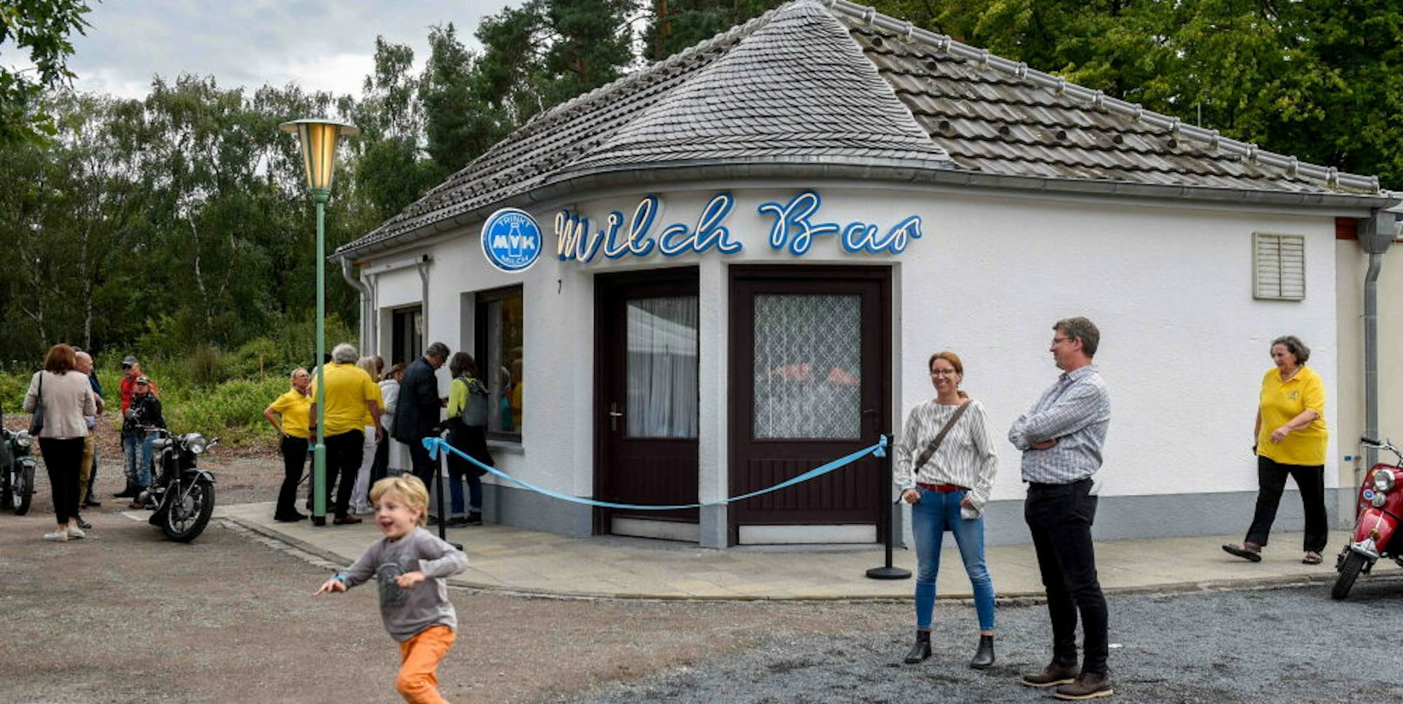 Die alte Milchbar am neuen Ort: Der Förderverein des Museums spendierte den geschwungenen Neonschriftzug.