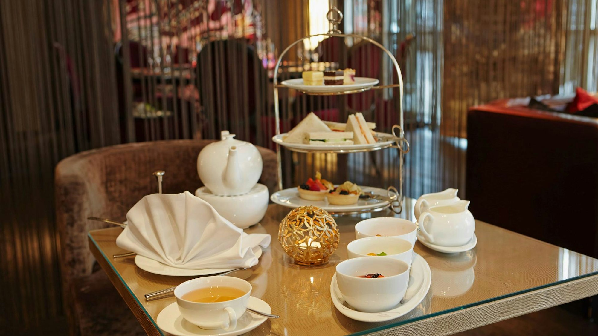 Tea Time im Savoy Hotel Köln, eine Etagere und Teetassen sind auf einem Tisch angerichtet