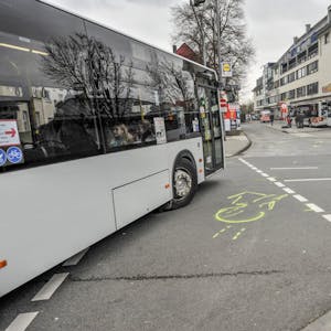 Ein schrecklicher Unfall ereignete sich 2019 in Rodenkirchen. Ein Radfahrer starb im Toten Winkel. Nach langer Testphase bekommen die KVB-Busse nun einen Abbiegeassistenten.
