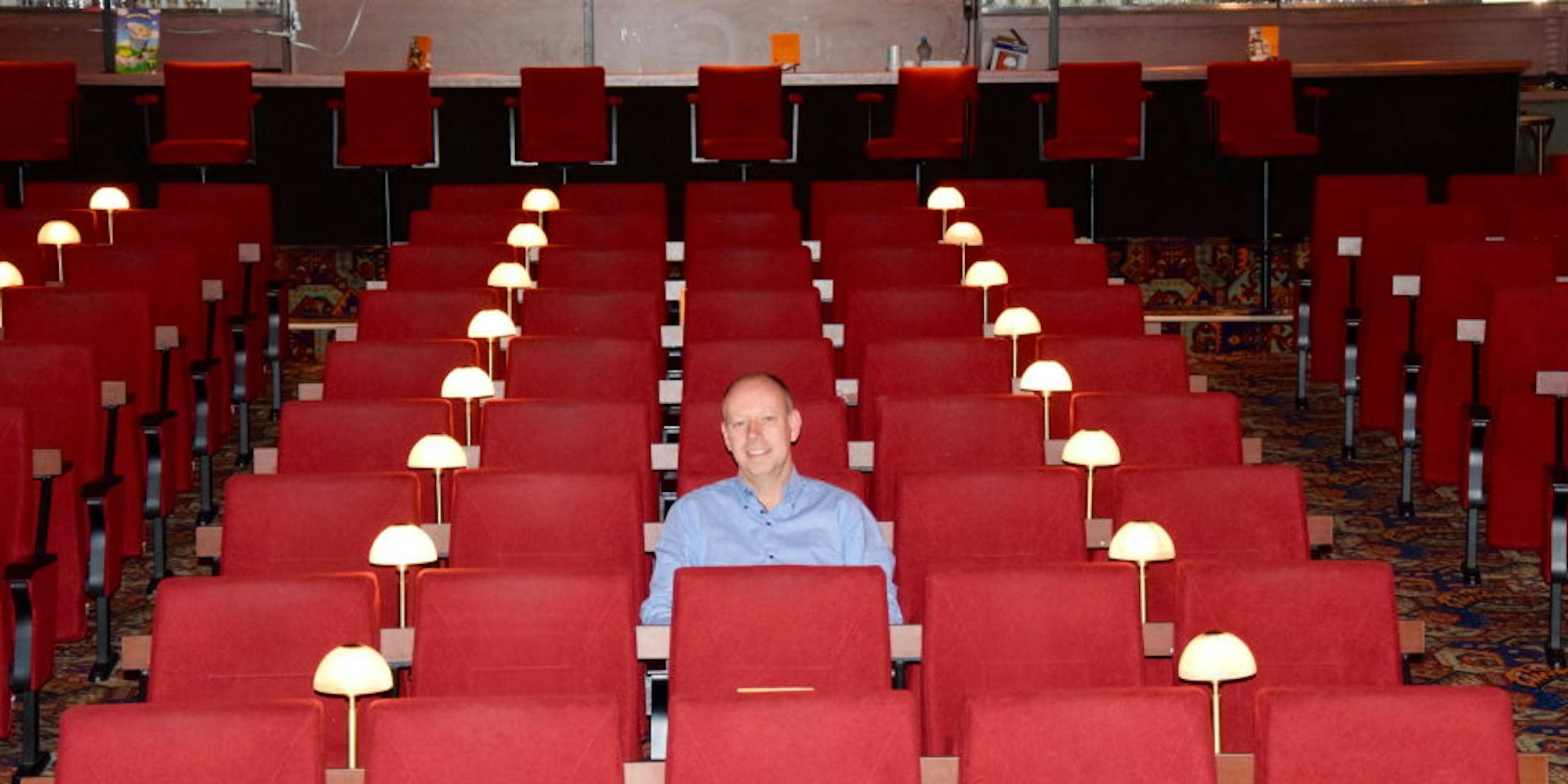 In seinem Capitol-Theater in Kerpen schaut Besitzer Bernd Schmitz derzeit allein nach dem Rechten. Der erste Film wurde dort 1950 gezeigt.