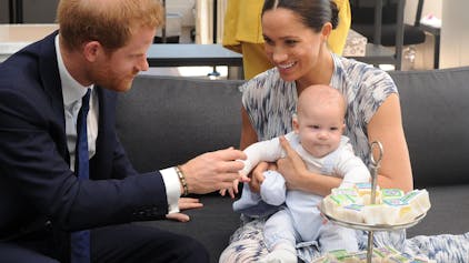 Prinz Harry und Herzogin Meghan freuen sich 2019 über ihren Kleinen Prinzen Archie.&nbsp;