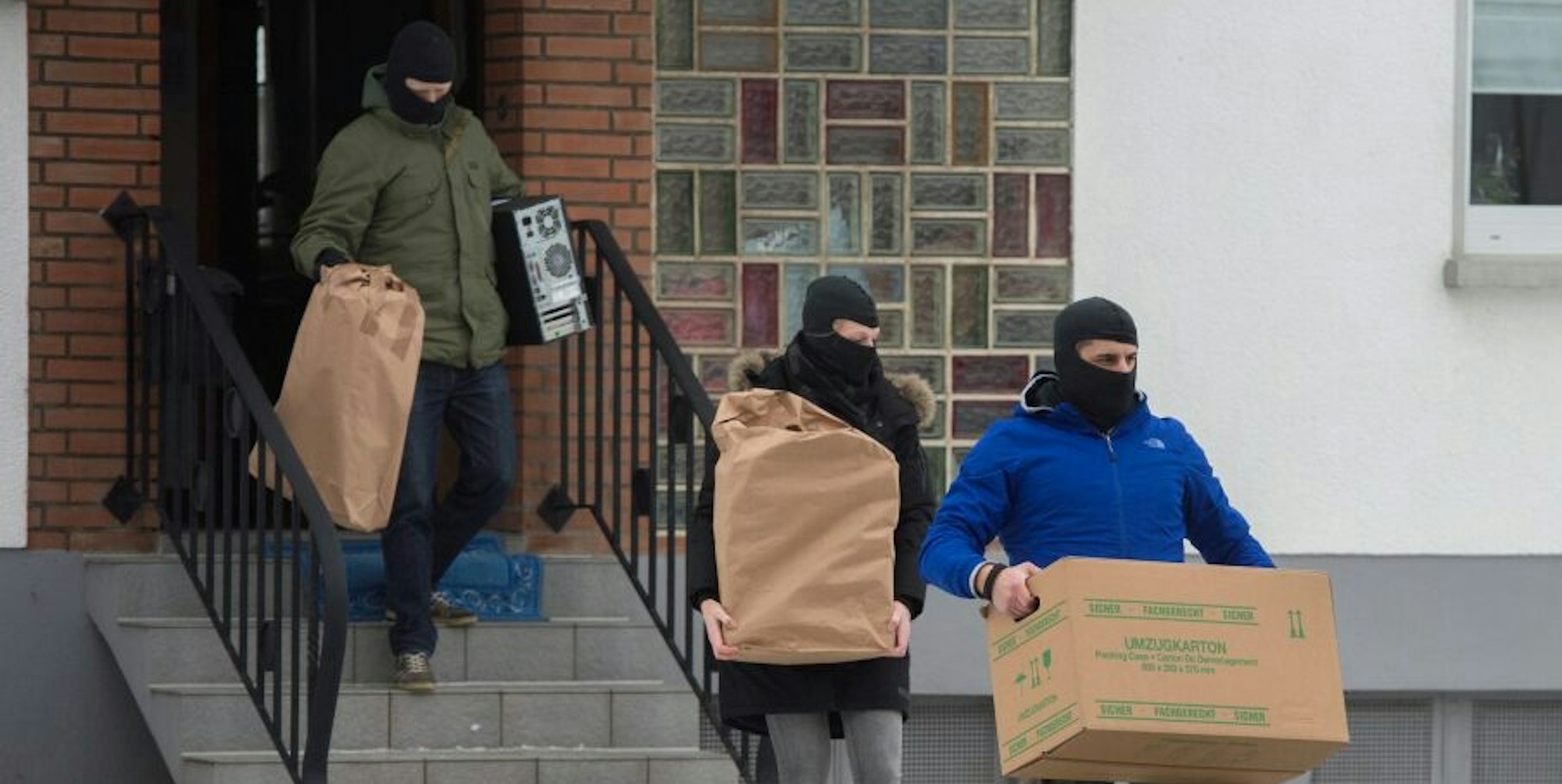 Ein Spezialeinsatzkommando trug kistenweise Material aus dem Haus, in dem die Terror-Bürger gelebt haben.