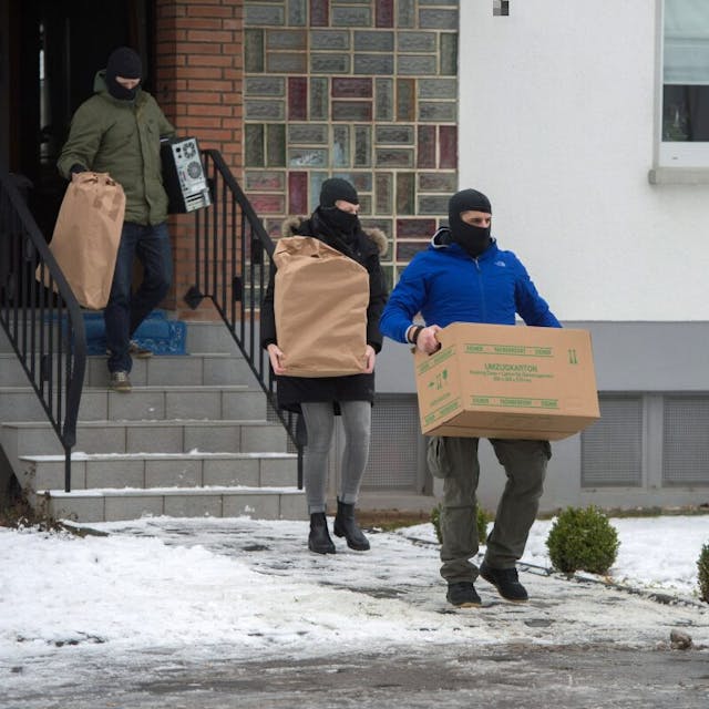 Ein Spezialeinsatzkommando trug kistenweise Material aus dem Haus, in dem die Terror-Bürger gelebt haben.