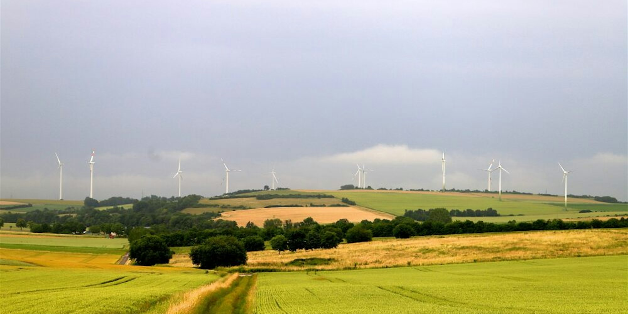 Drei Windräder im Windpark Vlatten 2 (rechts) sollen nach den Plänen der Firma Abowind durch zwei neue Anlagen ersetzt werden.