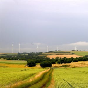 Drei Windräder im Windpark Vlatten 2 (rechts) sollen nach den Plänen der Firma Abowind durch zwei neue Anlagen ersetzt werden.
