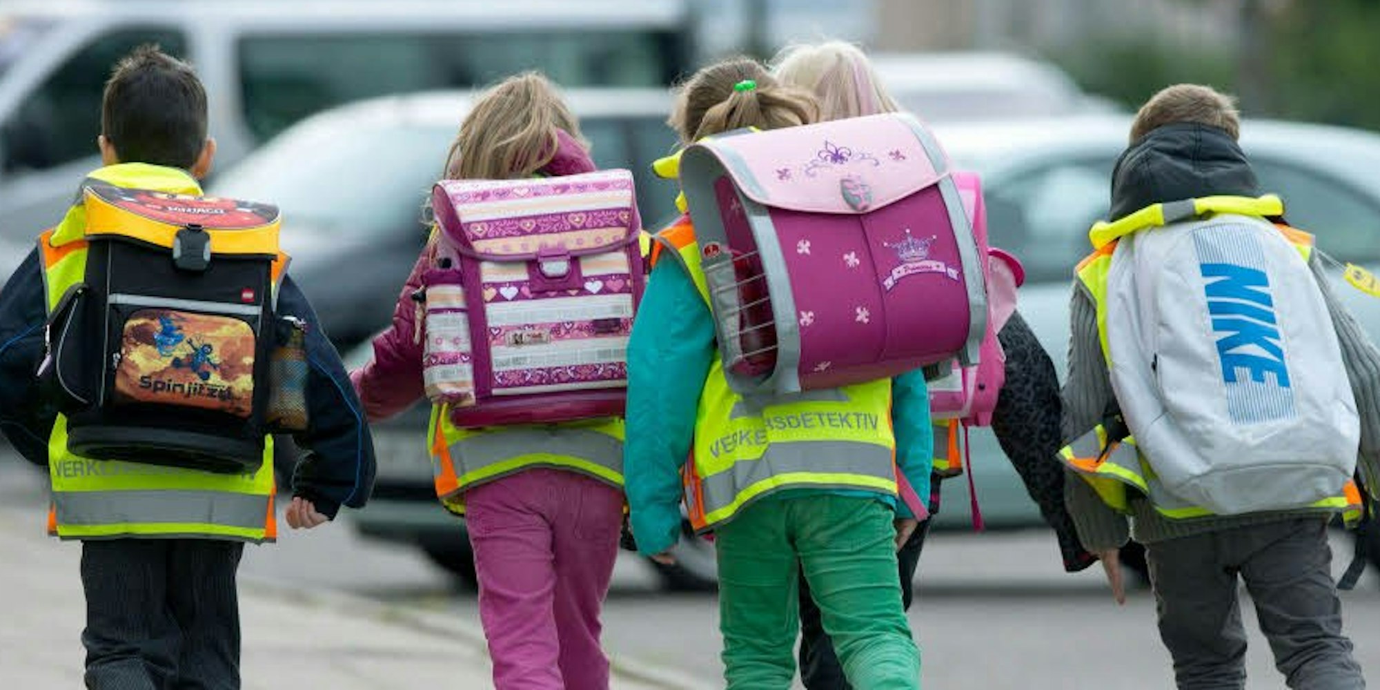 Viele Eltern bringen ihre Kinder direkt bis zum Schultor. Das sorgt vielerorts für Verkehrschaos.