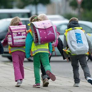 Viele Eltern bringen ihre Kinder direkt bis zum Schultor. Das sorgt vielerorts für Verkehrschaos.