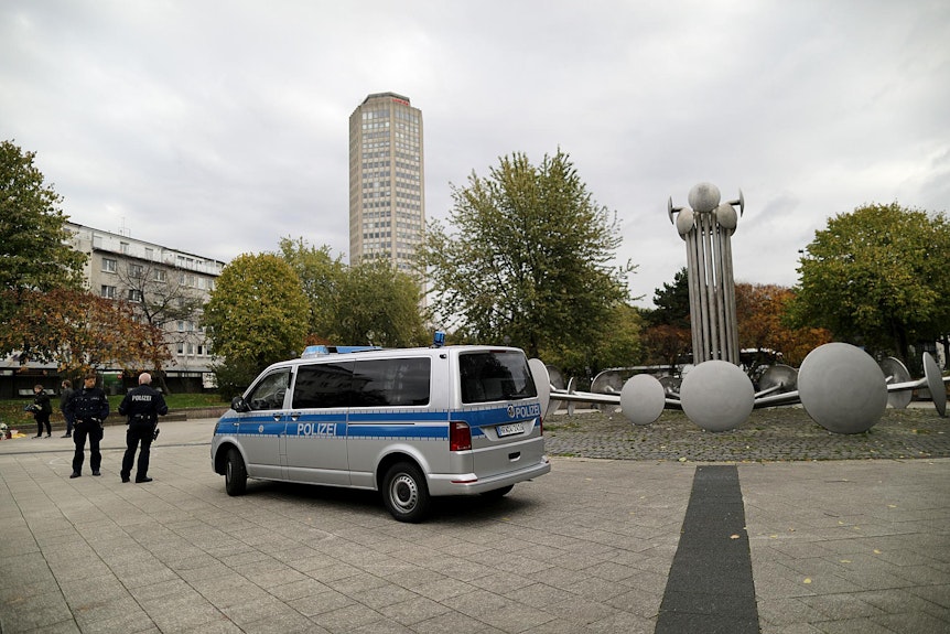 Ein Polizeifahrzeug steht im Oktober 2017 auf dem Ebertplatz.
