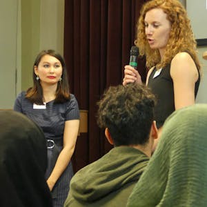 Aprilfaye Manalang (l.), Britta Mölders und Teilnehmer der Studie