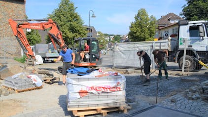 In der kommenden Woche sollen die Arbeiten auf dem Milly-la-Forêt-Platz am Morsbacher Rathaus beendet werden.