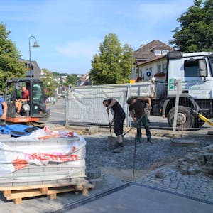 In der kommenden Woche sollen die Arbeiten auf dem Milly-la-Forêt-Platz am Morsbacher Rathaus beendet werden.