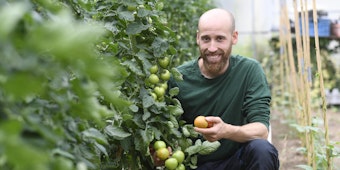 Kocht am liebsten mit dem eigenen Gemüse: Johannes Mahlberg ist Landwirt und betreibt „Mahlbergs Biogarten“. Sein größter Feind? Das sei die „Hasenmafia“, die seine Felder kahlfresse.