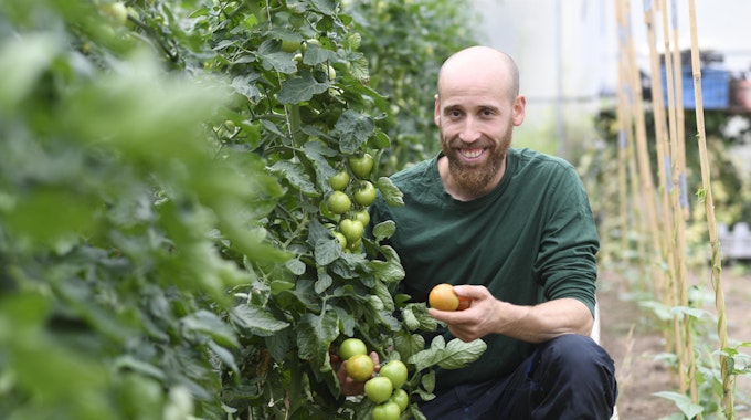 Kocht am liebsten mit dem eigenen Gemüse: Johannes Mahlberg ist Landwirt und betreibt „Mahlbergs Biogarten“. Sein größter Feind? Das sei die „Hasenmafia“, die seine Felder kahlfresse.