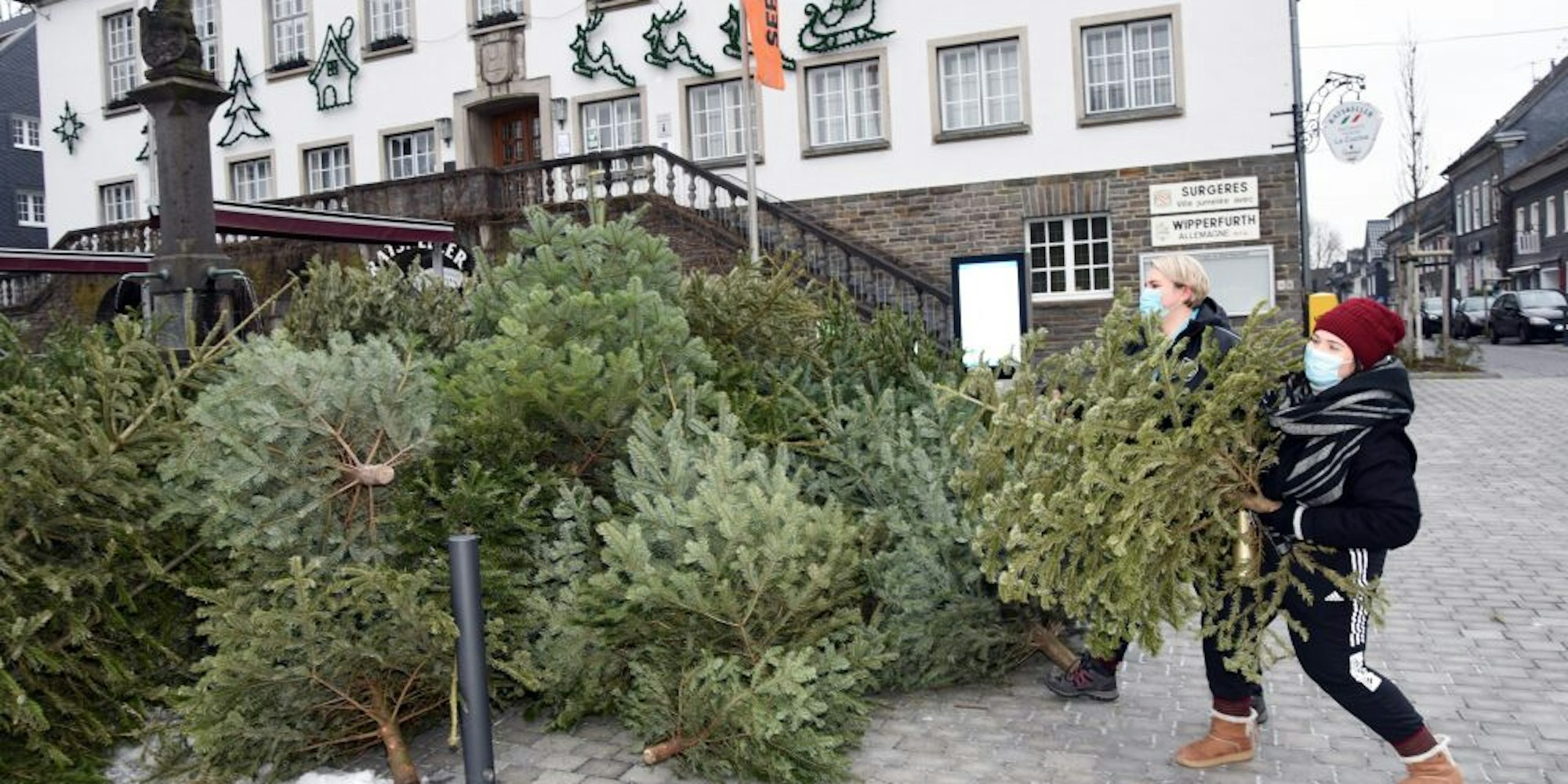 Auf dem Wipperfürther Marktplatz nimmt die DJK Wipperfeld die alten Weihnachtsbäume entgegen.