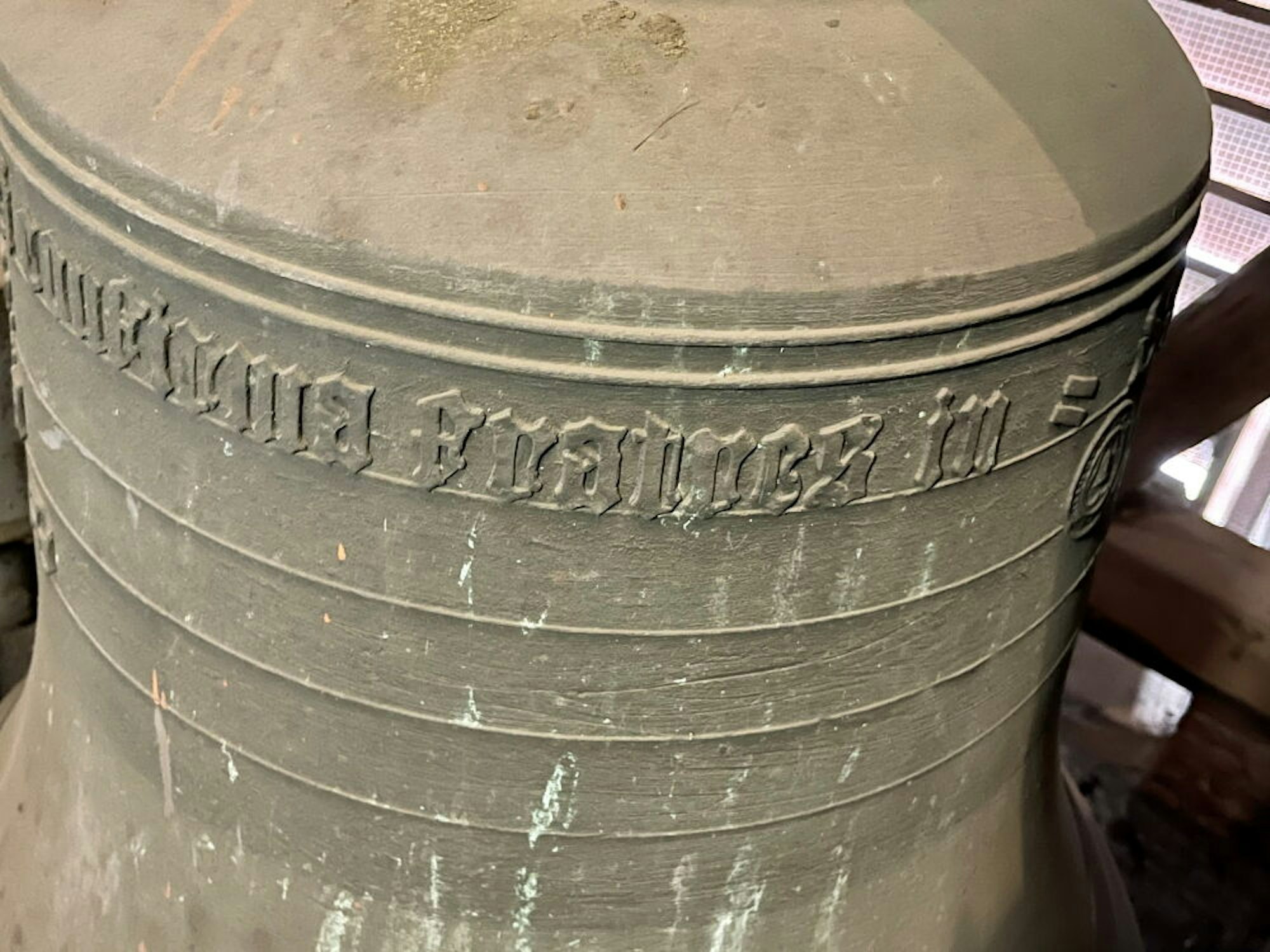Inschriften haben die drei Glocken, die 1956 gegossen wurden.