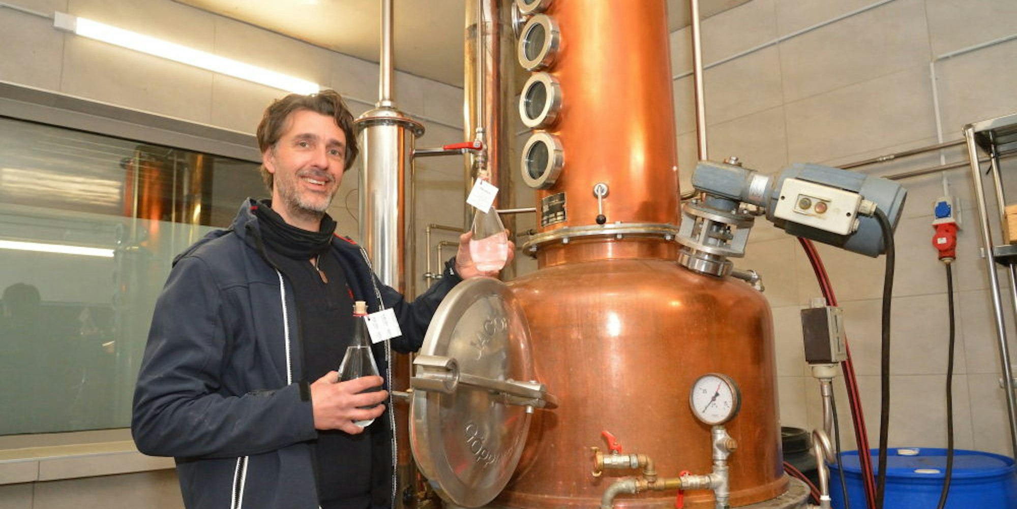 Inhaber Tino Müllenbach produziert in seiner Kornbrennerei zurzeit reinen Alkohol für Apotheken.