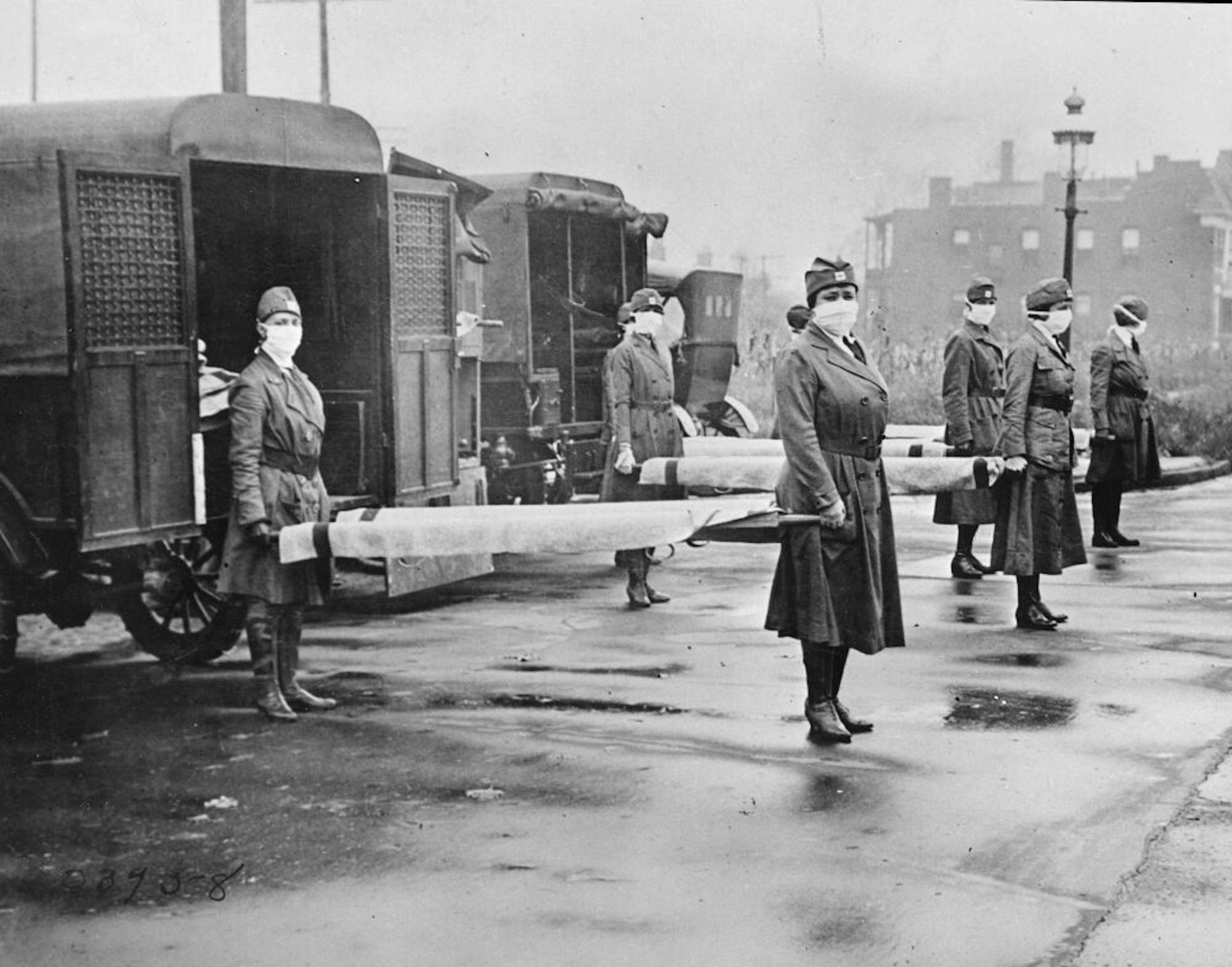 Auch in den USA wütete die Spanische Grippe: Mit Masken und Tragen warteten Mitarbeiterinnen des Roten Kreuzes in St. Louis im Oktober 1918 auf die Versorgung der Kranken.