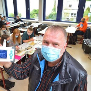 Der Kürtener Gesamtschuldirektor Klaus Schröder mit einem CO2-Messgerät, an seiner Schule seit Herbst im Einsatz.