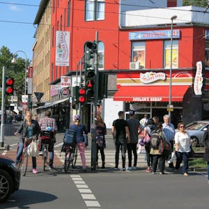 Autos, Fahrräder, Fußgänger: Der Platz auf den Straßen und Gehwegen ist knapp, Konflikte sind an der Tagesordnung.