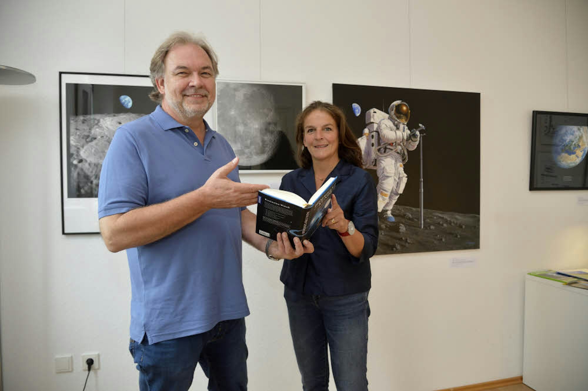 Detlef van Ravenswaay und Galeristin Ursula Clemens-Schierbaum in der Ausstellung.