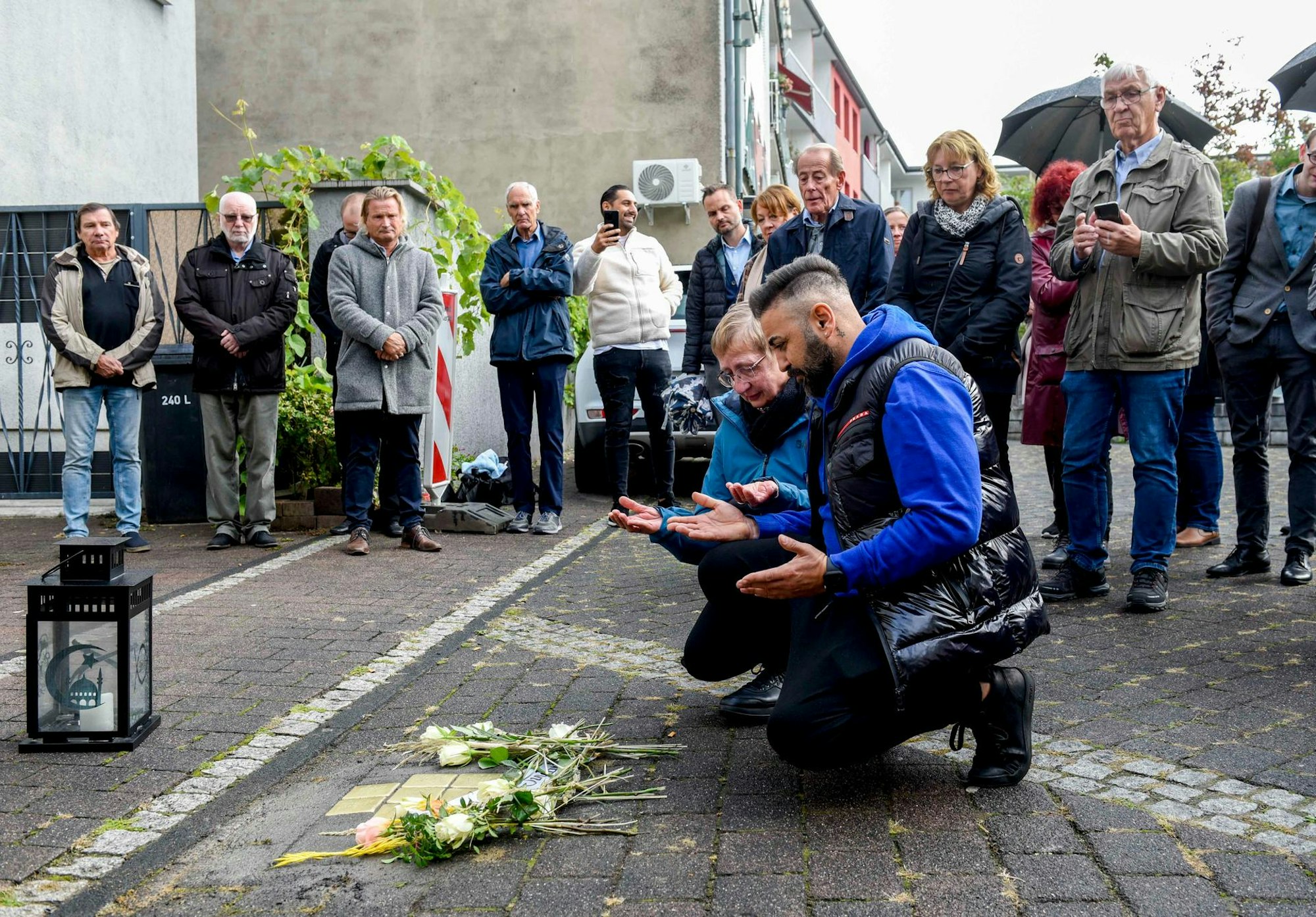 Im Gedenken an die Opfer des Nationalsozialismus legten viele Blumen an die kurz zuvor verlegten Stolpersteine.