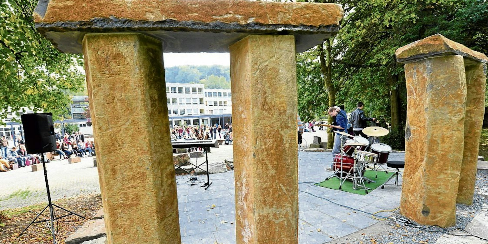 An Stonehenge erinnern die Steine auf dem Schulhof der Kürtener Gesamtschule.