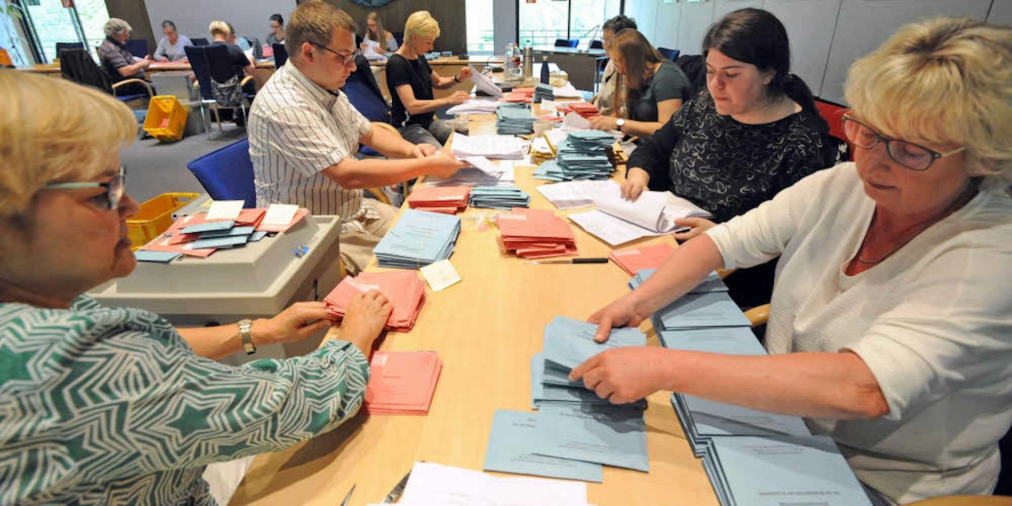 Immer mehr Arbeit beschert die Zuordnung der Briefwahlstimmen zu den Wahlbezirken den Helfern in Leichlingen, die bei der EU-Wahl am Sonntag im Ratssaal bis 22 Uhr beschäftigt waren.