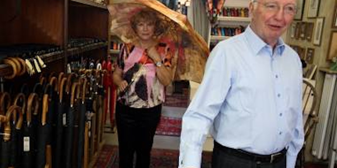 Marga und Manfred Bursch führen das Fachgeschäft Schirm Bursch auf der Breite Straße. (Bild: Bause)