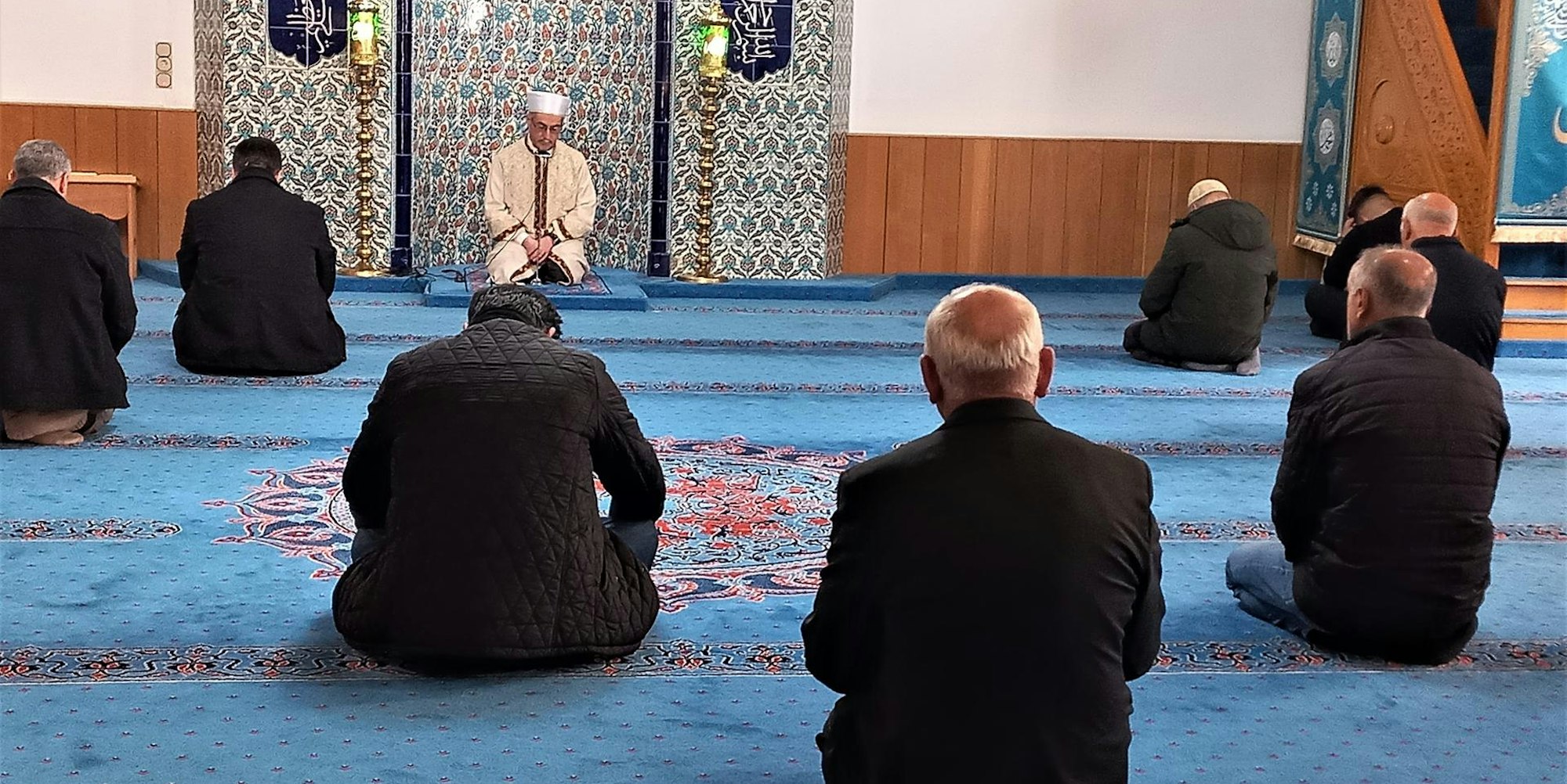 Beim Nachmittagsgebet mit Imam Recep Ali Özaydin wurden Verse aus dem Koran für die Gäste ins Deutsche übersetzt.