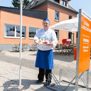 Nicht nur sommerliche Salate bietet Koch Peter Kottke den Gästen in der „Waldesruh“ an. Hier kann man auch E-Bikes laden.