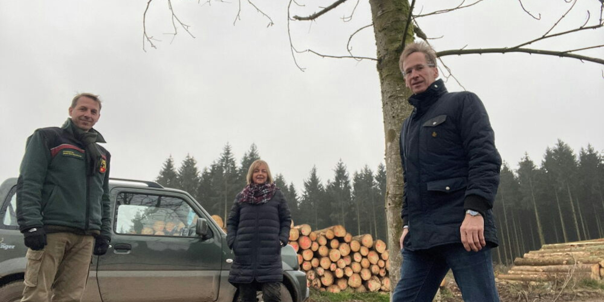 Schauten sich das Drama im Effelsberger Wald an: Forstleiter Stefan Lott (von links), Bürgermeisterin Sabine Preiser-Marian und Bundestagsabgeordneter Detlef Seif (CDU).