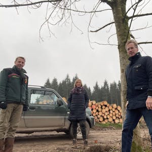 Schauten sich das Drama im Effelsberger Wald an: Forstleiter Stefan Lott (von links), Bürgermeisterin Sabine Preiser-Marian und Bundestagsabgeordneter Detlef Seif (CDU).