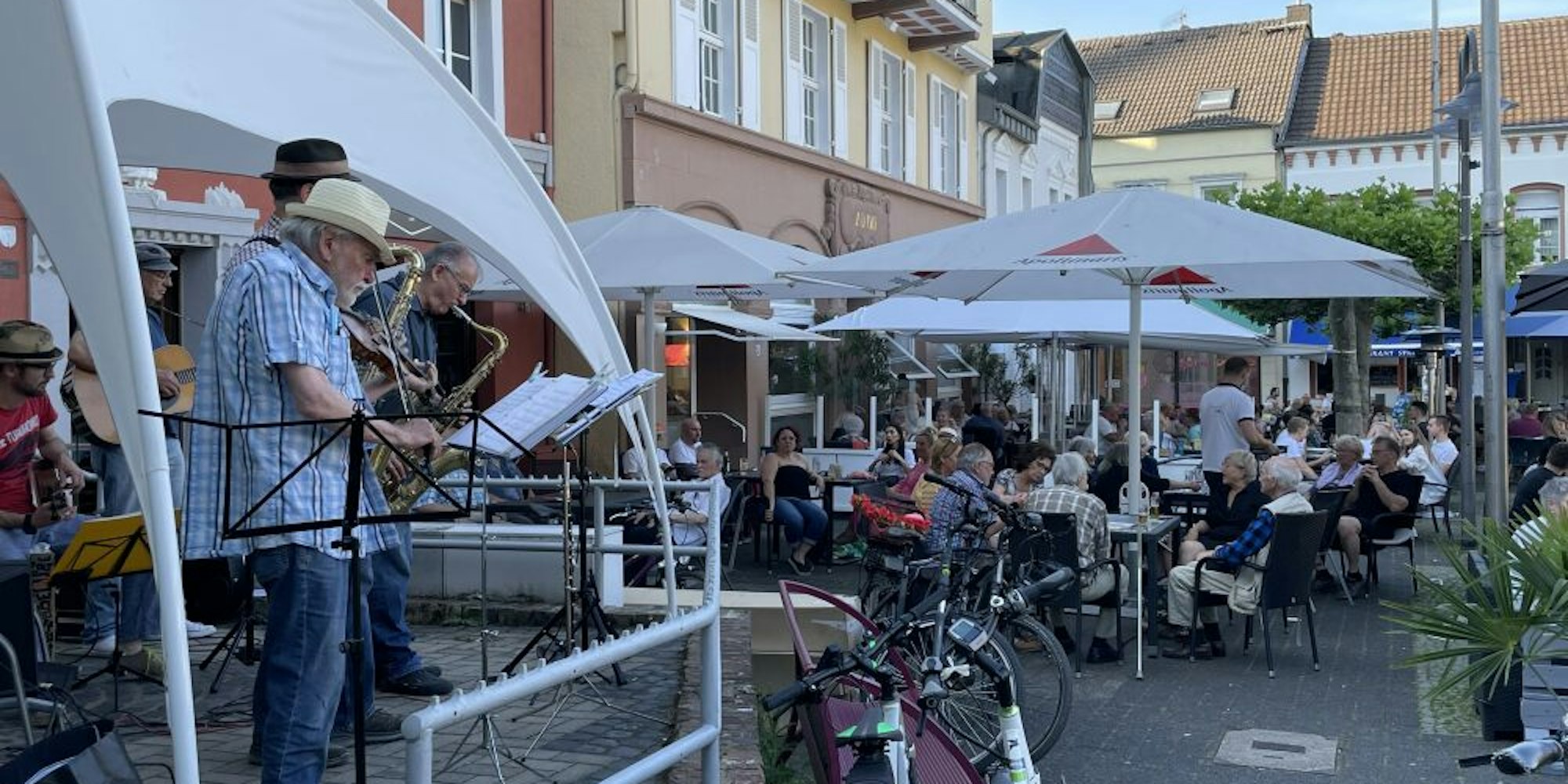Musik auf dem Alten Markt in Euskirchen: So langsam kehrt die Normalität zurück.