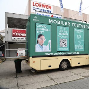 Private Testzentren bieten Corona-Tests in der Bergisch Gladbacher Stadtmitte an.