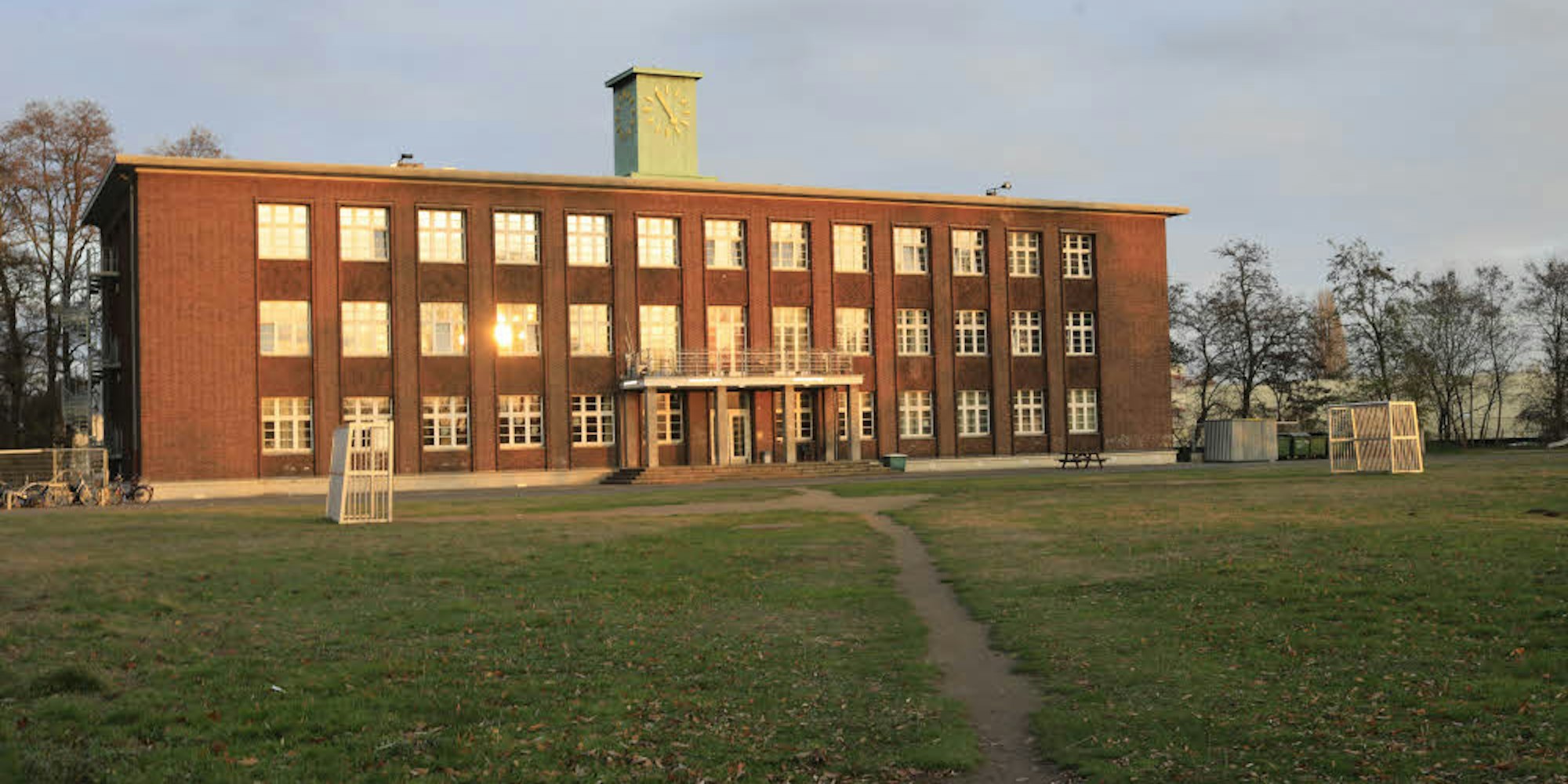 In der ehemaligen Hauptverwaltung der Glanzstoff-Werke sind 76 Menschen untergebracht.