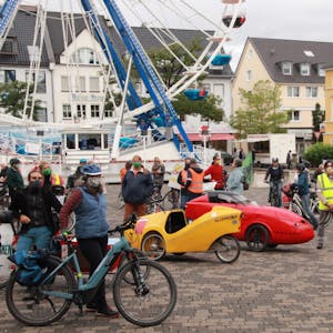 Rund 80 Demonstranten sind am globalen Klima-Aktionstag mit ihren Fahrrädern auf den Eitorfer Markt gekommen.